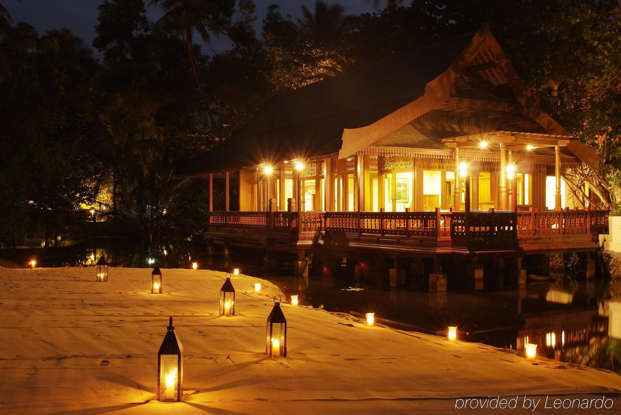 Tanjong Jara Resort, Terengganu - A Small Luxury Hotels Of The World Dungun Room photo The resort at night