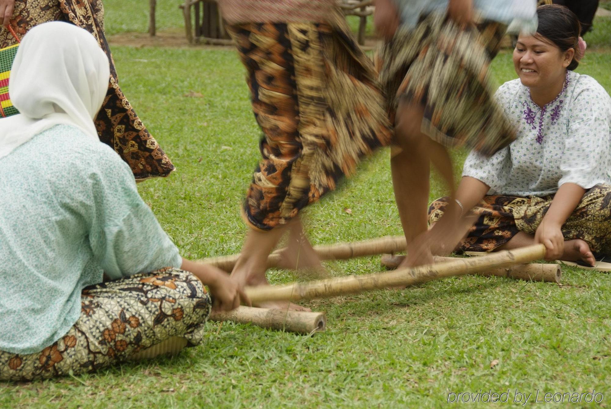 Tanjong Jara Resort, Terengganu - A Small Luxury Hotels Of The World Dungun Exterior photo The traditional dance of Tausug