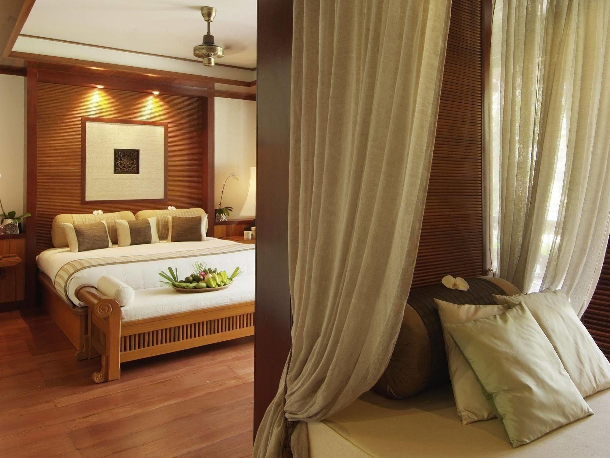 Tanjong Jara Resort, Terengganu - A Small Luxury Hotels Of The World Dungun Room photo A bedroom at the Taj Bengal